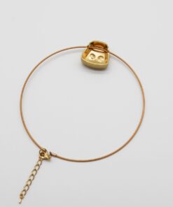 Alternative view of COLLAR DORADO
